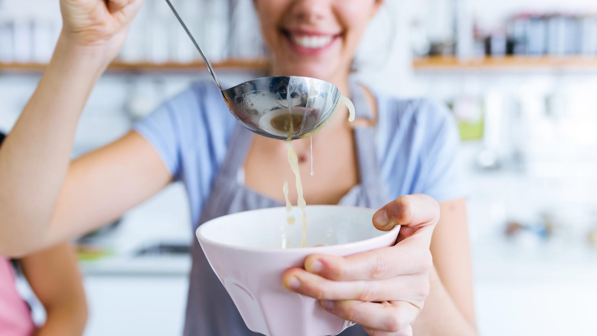 Ist die Suppe zu dünn, müssen Sie sie einkochen. Und wenn die Einlage schon drin ist, müssen Sie das Gemüse oder das Fleisch wieder herausnehmen und die Flüssigkeit einkochen.