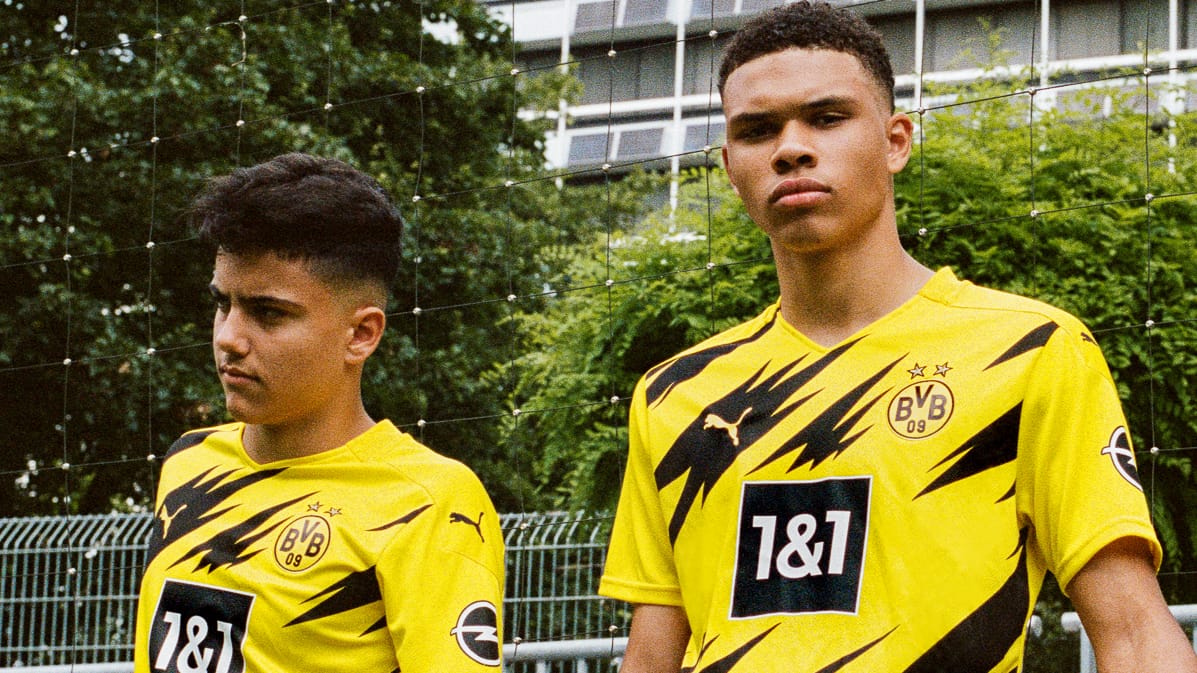 In diesem Trikot will der BVB den nächsten Anlauf auf die deutsche Meisterschaft starten. Traditionell in Gelb-Schwarz gehalten, mit neuem Trikotsponsor: Das Internetunternehmen 1&1 wirbt 2020/21 auf der Brust der Borussia. Und verzichtet dafür sogar auf das Blau im Logo – Blau-Weiß kommt in Dortmund ja nicht so gut an.