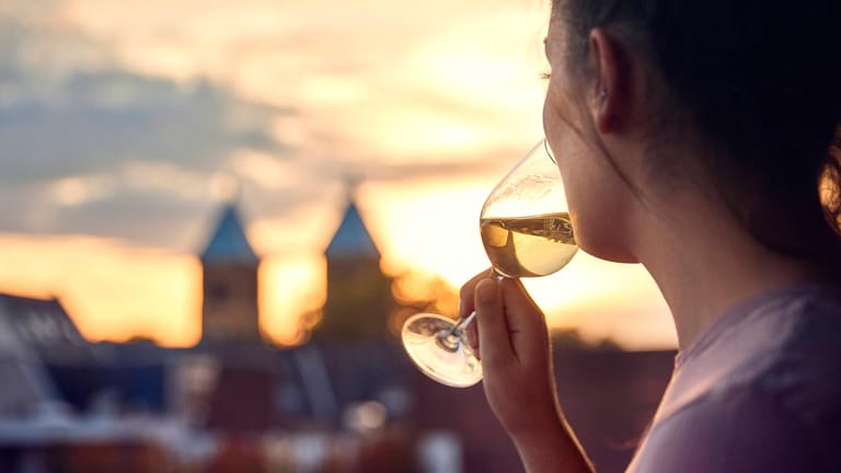 Westbalkon: Mit einem Glas Wein können Sie die Sonne beim Untergehen beobachten.