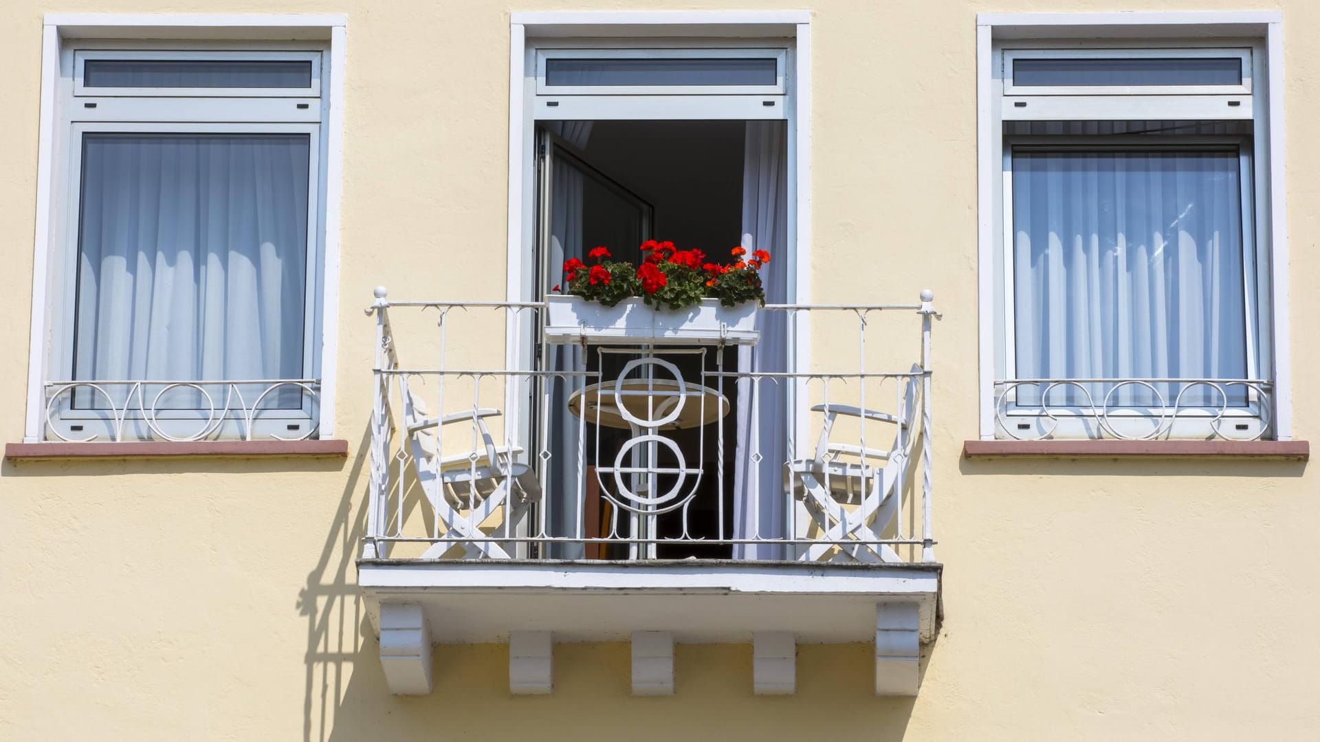 Kleiner Balkon: Platz für zwei Klappstühle und einen Tisch bietet er allemal.