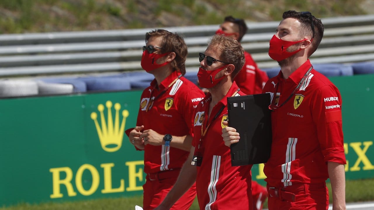 Streckenbesichtigung: Sebastian Vettel (M) und seine Kollegen starten in Spielberg in die Saison.