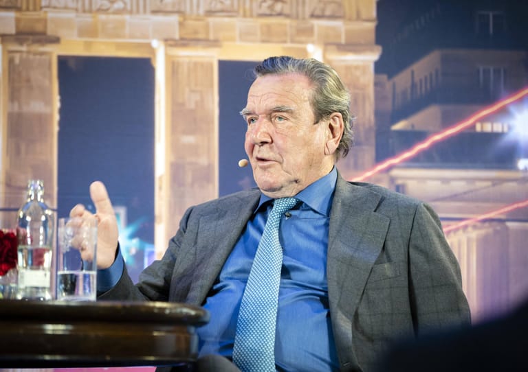 Altkanzler Gerhard Schröder ist Verwaltungsratspräsident der Nordstream AG, der Gesellschaft, die die Ostsee-Pipeline von Russland nach Deutschland projektieren und betreiben soll – und das schon kurz nach seiner politischen Karriere als Bundeskanzler.