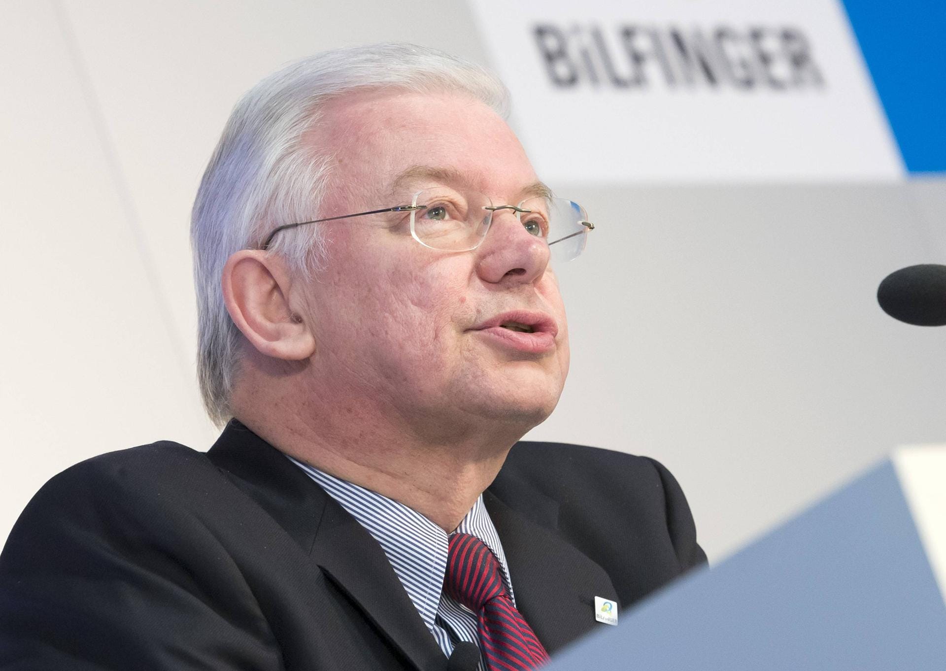 Der ehemalige Ministerpräsident Hessens, Roland Koch, war bis 2014 Vorstandsvorsitzender des deutschen Baukonzerns Bilfinger. Seit März 2015 ist er außerdem Mitglied des Aufsichtsrats von Vodafone.