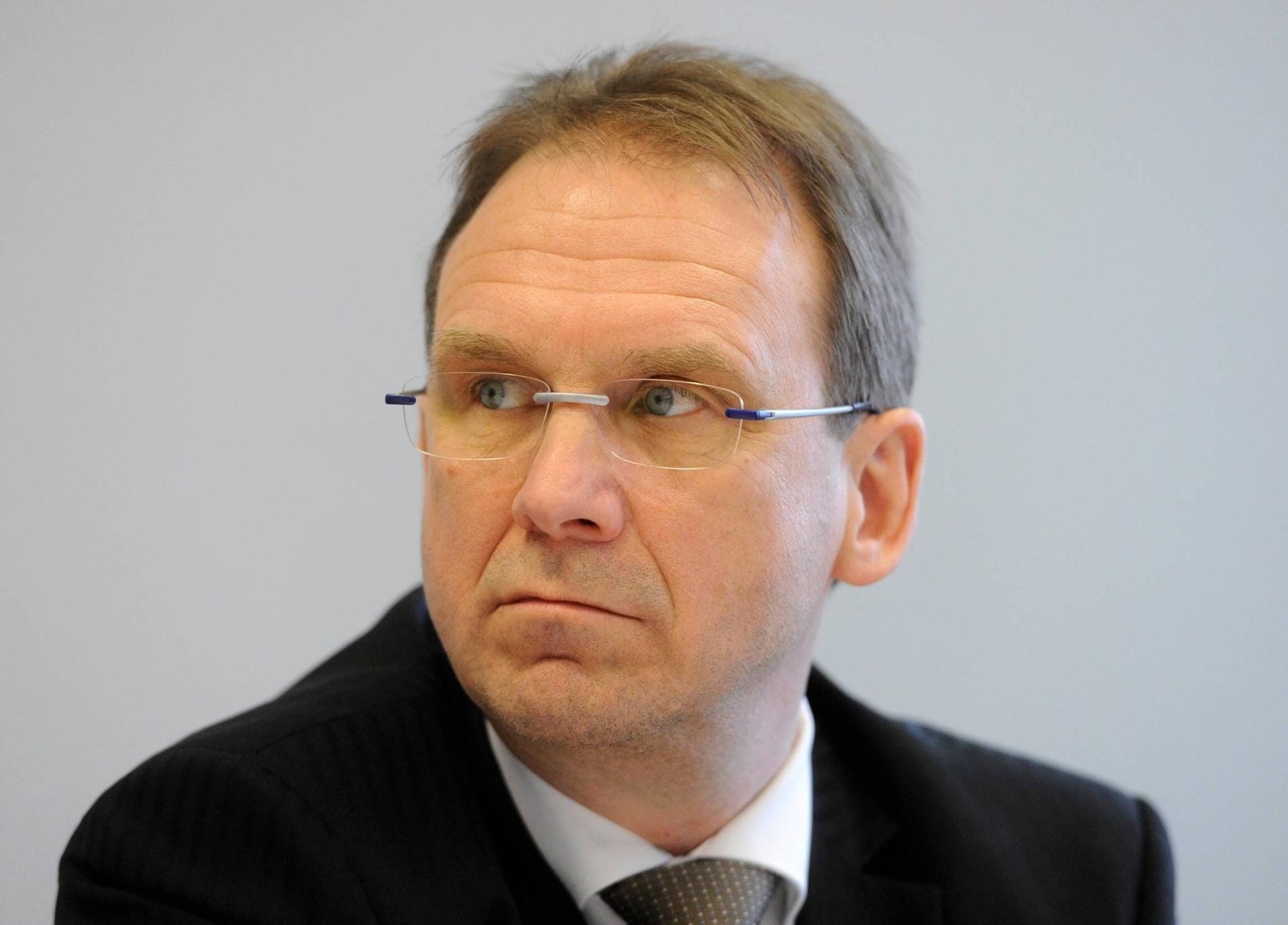 Dieter Althaus ist 2009 vom Amt des Ministerpräsidenten von Thüringen zurückgetreten.Schon 2010 wird er Vizepräsident für den Automobilzulieferer Magna. Aufgabengebiet: "Regierungsangelegenheiten".