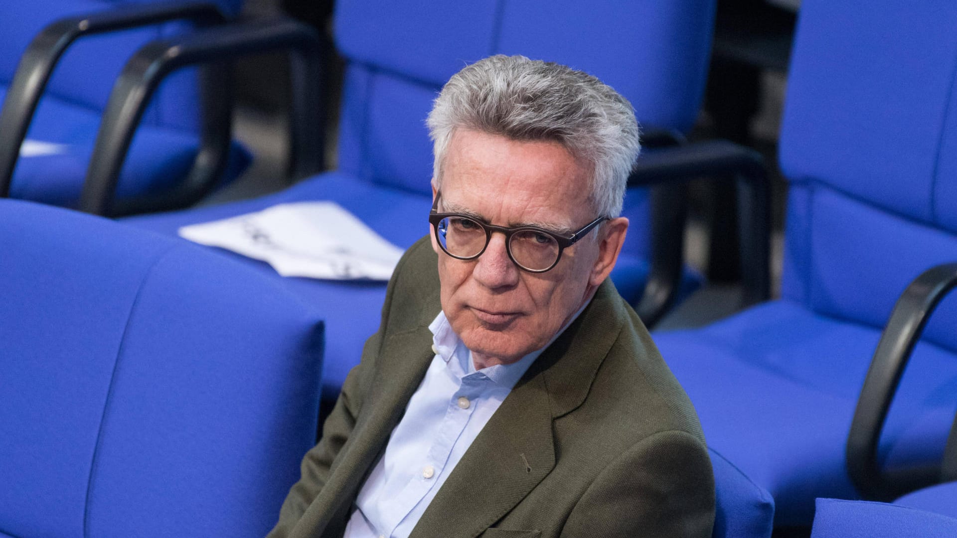 CDU-Politiker und früherer Chef des Innenressorts, Thomas de Maizière, zeigte der Regierung jüngst eine "rechtsanwaltliche" Beratung der Deutschen Telekom in den Bereichen "nationale, europäische und internationale Telekommunikationsbeziehungen" an.