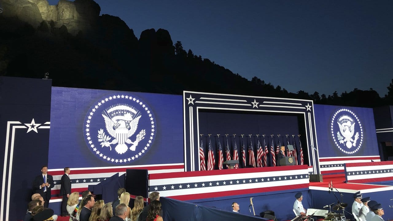 Donald Trump hält am Nationaldenkmaleine Rede.