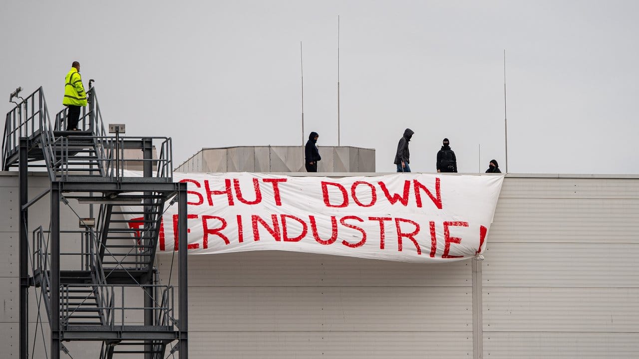 Aktivisten brachten auf dem Dach des Tönnies-Hauptstandorts in Rheda-Wiedenbrück ein Transparent mit der Aufschrift "Shut Down Tierindustrie" an.