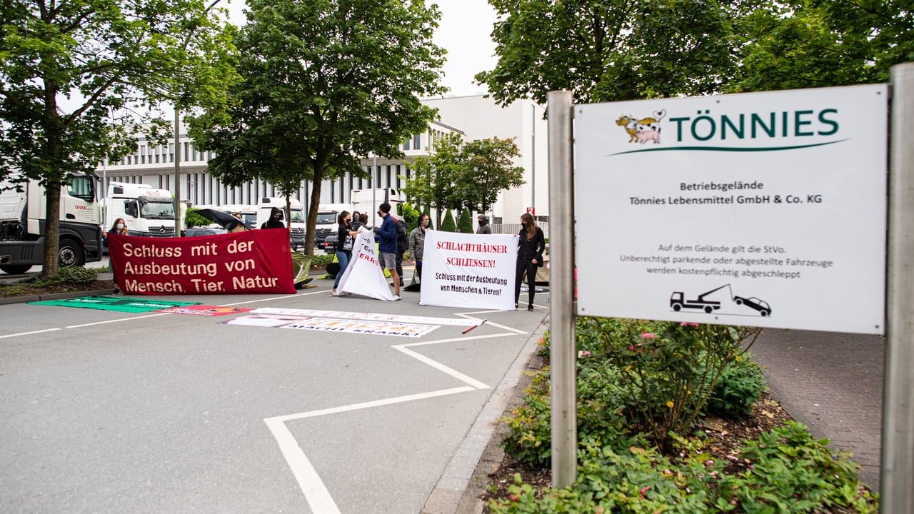 Aktivisten haben die Einfahrt der Firma Tönnies in Rheda-Wiedenbrück besetzt.