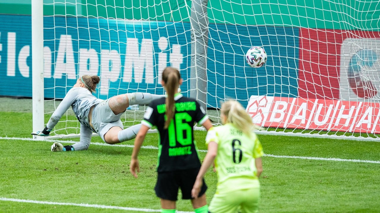 Wolfsburg-Keeperin Friederike Abt (l) kann das 3:3 von Irini Ioannidou kurz vor Schluss nicht verhindern.