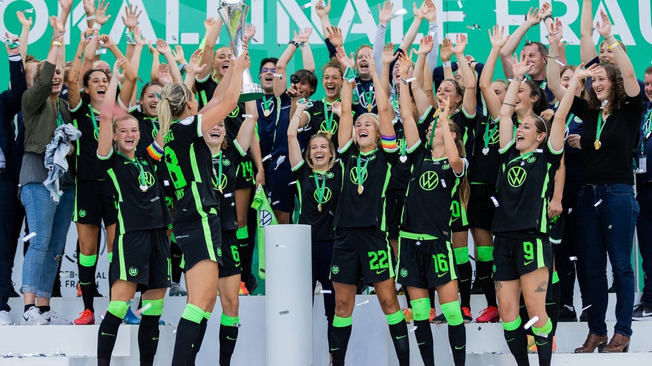 Zum insgesamt siebten Mal holen die Wolfsburger Frauen den DFB-Pokal.