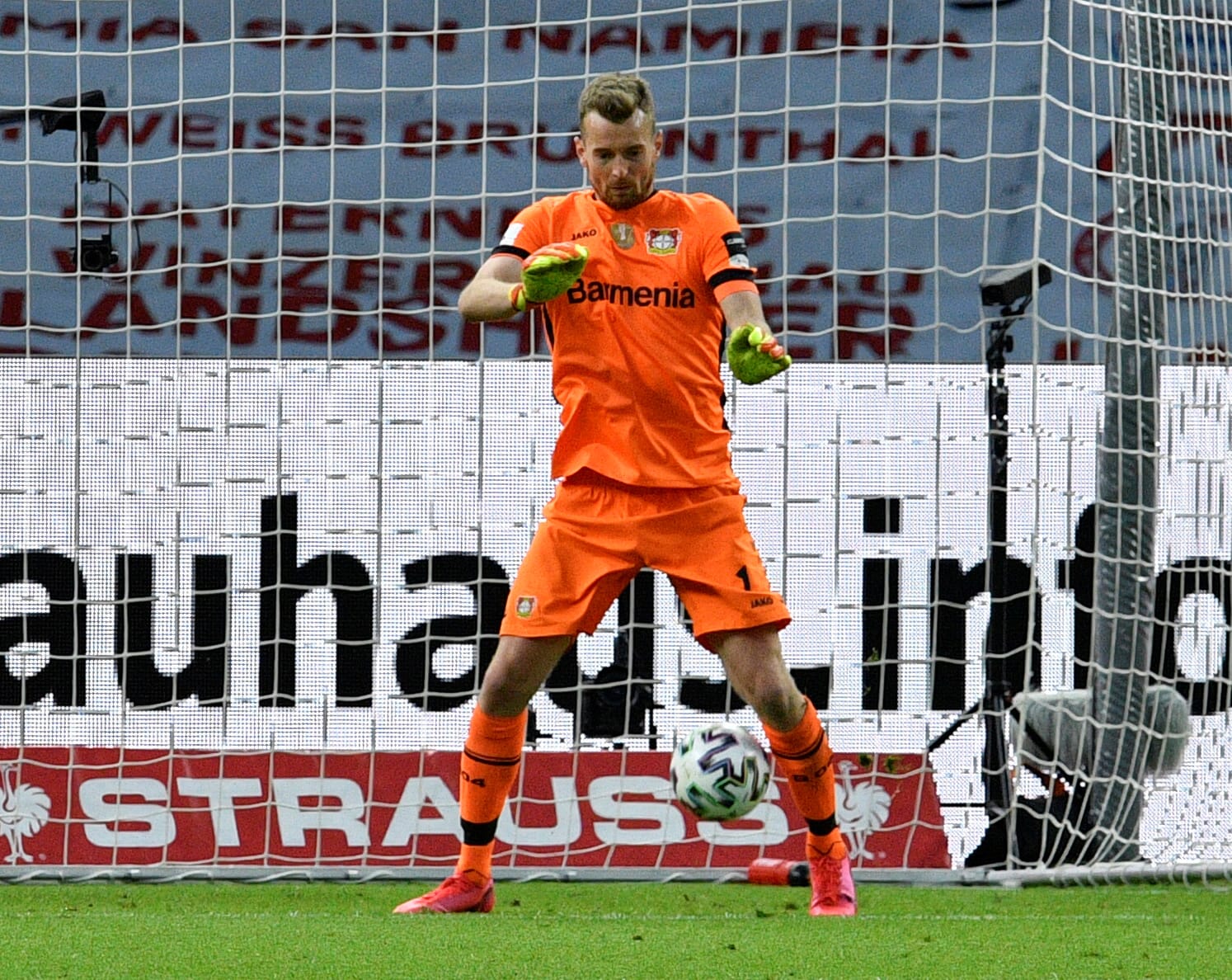 Lukas Hradecky (Bayer Leverkusen): "Das war von Anfang an nicht einfach. Die zwei Tore haben uns ein paar Schwierigkeiten mehr gemacht, weil wir sie ziemlich schnell kassiert haben."