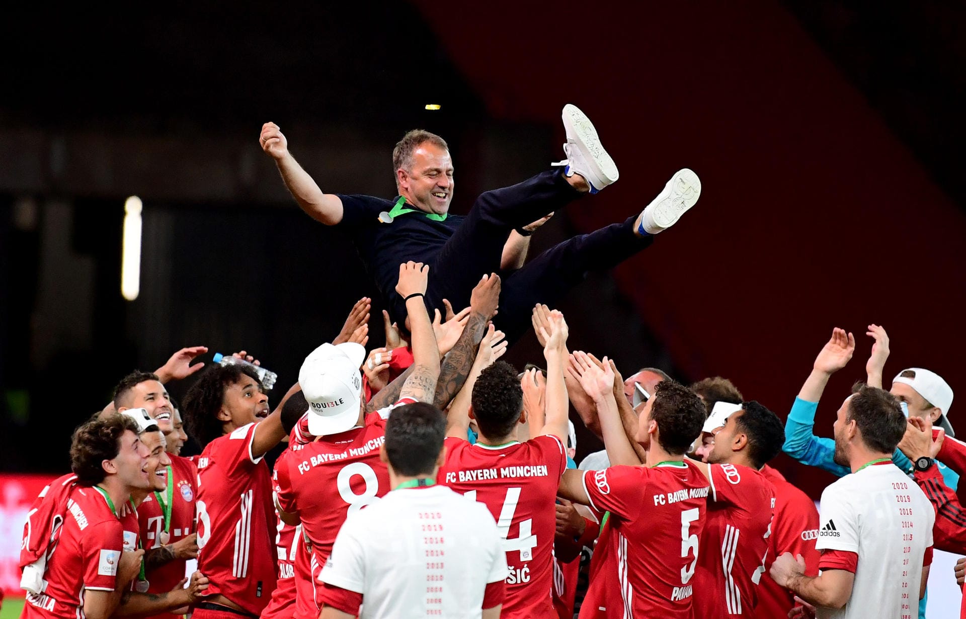 Der FC Bayern München ist DFB-Pokalsieger 2020. Die Mannschaft von Trainer Hansi Flick (o.) gewann gegen Bayer Leverkusen ihren 20. Pokal. t-online.de hat die schönsten Feierbilder zusammengestellt.
