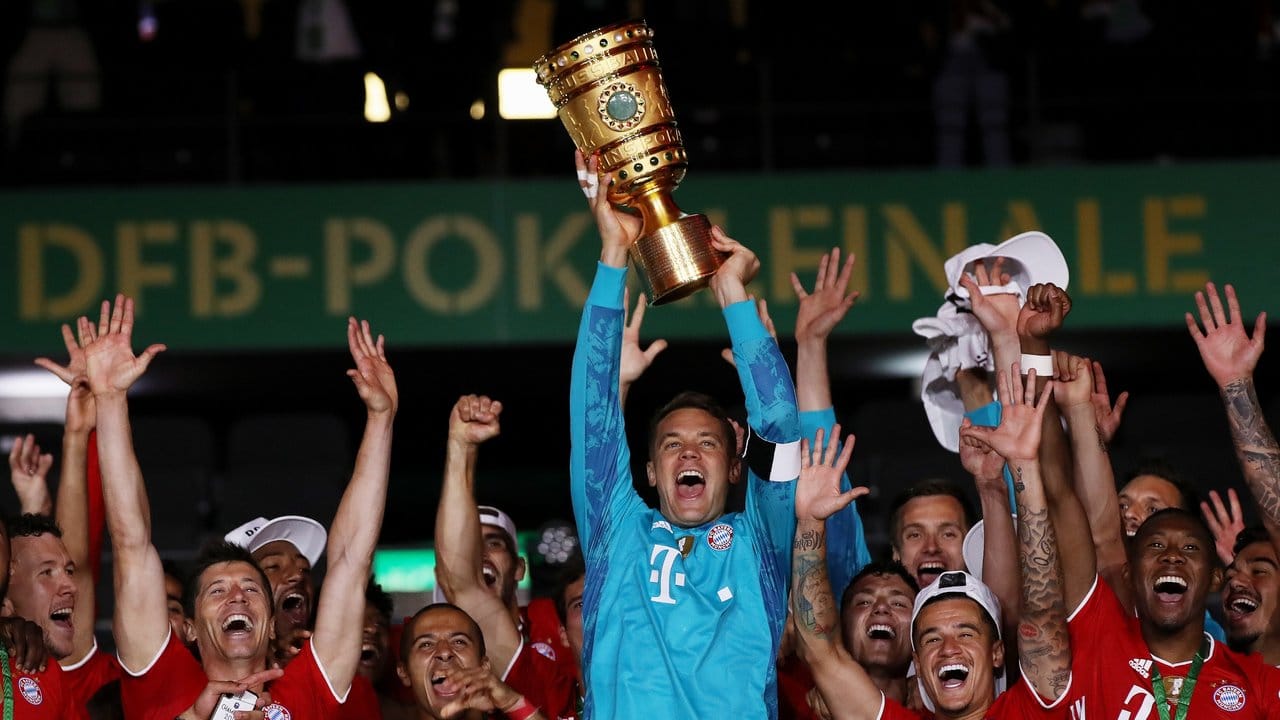 Bayern-Keeper Manuel Neuer feiert den erneuten Doppelsieg von Meisterschaft und Pokal. Bayern-Keeper Manuel Neuer feiert den erneuten Doppelsieg von Meisterschaft und Pokal.