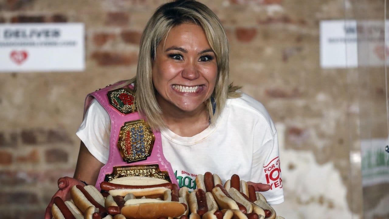 Miki Sudo freut sich über ihren neuen Rekord im Hotdog-Wettessen.