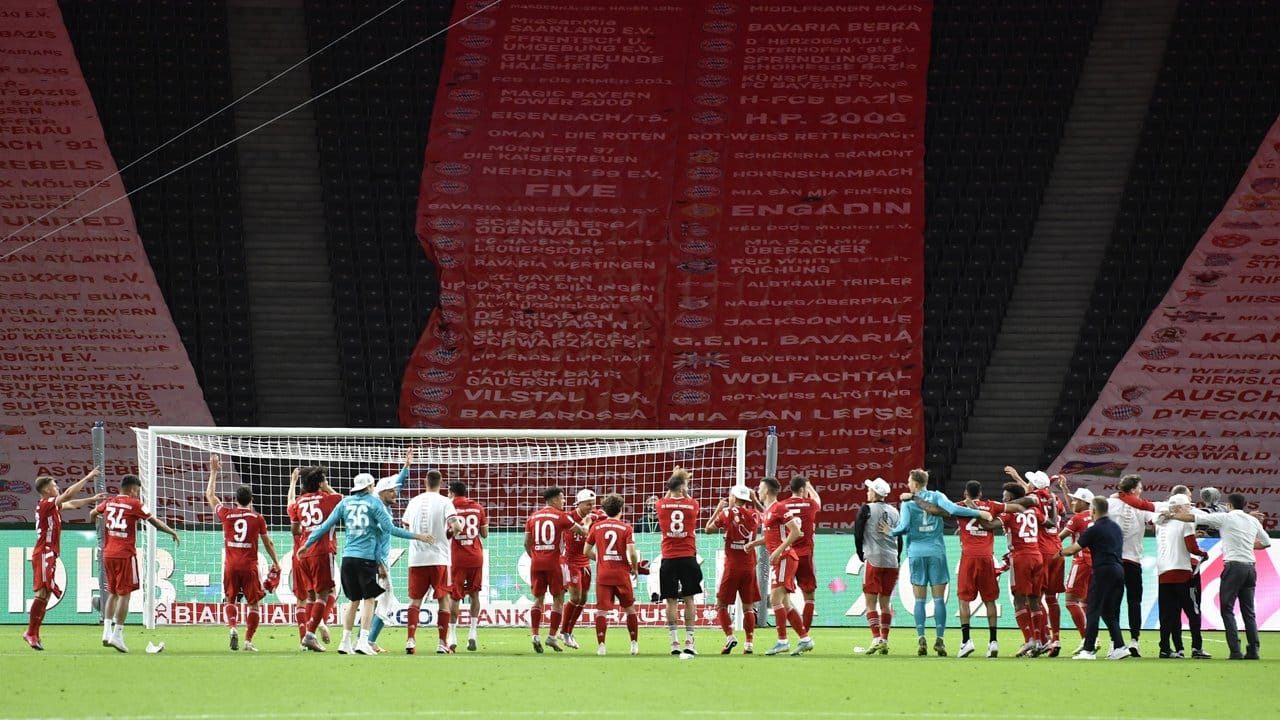 Der FC Bayern München feierte vor der leeren Kurve im Berliner Olympiastadion. Der FC Bayern München feierte vor der leeren Kurve im Berliner Olympiastadion.