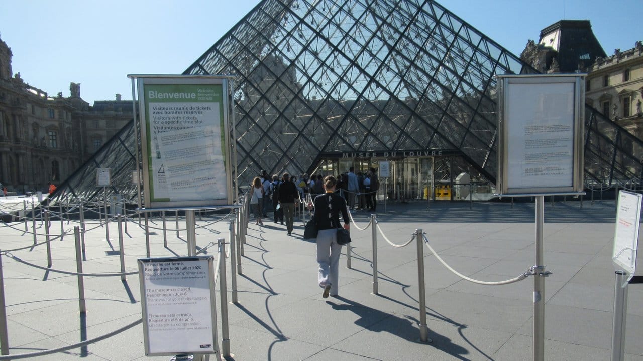 Absperrungen und Anweisungen vor dem Eingang des Louvre.