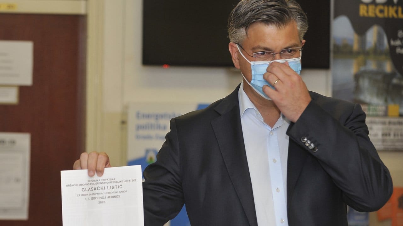Kroatiens Ministerpräsident Andrej Plenkovic gibt in Zagreb seine Stimme ab.