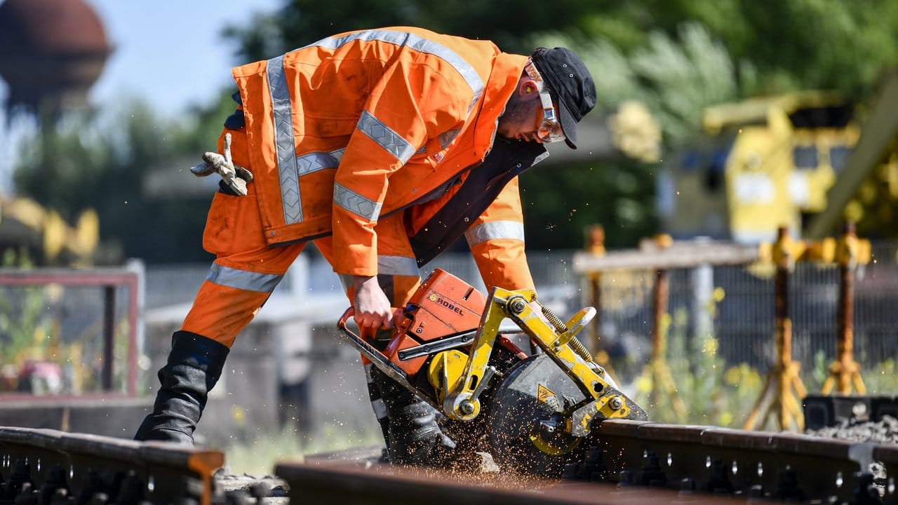 Schutzkleidung ist Pflicht, damit die Arbeit auch sicher vonstatten geht: Noah Klunte ist angehender Gleisbauer bei der Deutschen Bahn.