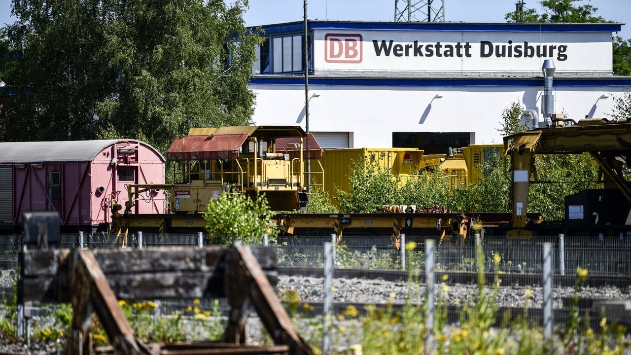 Für angehende Gleisbauer gibt es bei der Deutschen Bahn eine Ausbildungswerkstatt in Duisburg.