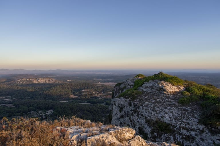 Aussicht von Oben: Wer Wandern mag, findet seine Ruhe auf dem Puig de Randa. Der Berg thront mit einer Höhe von mehr als 500 Metern im Landesinneren der Urlaubsinsel.