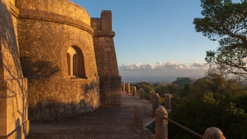 Castell de Santueri: Die romantische Burganlage liegt auf dem gut 400 Meter hohen Tafelberg Puig de Santueri südöstlich von Felanitx.