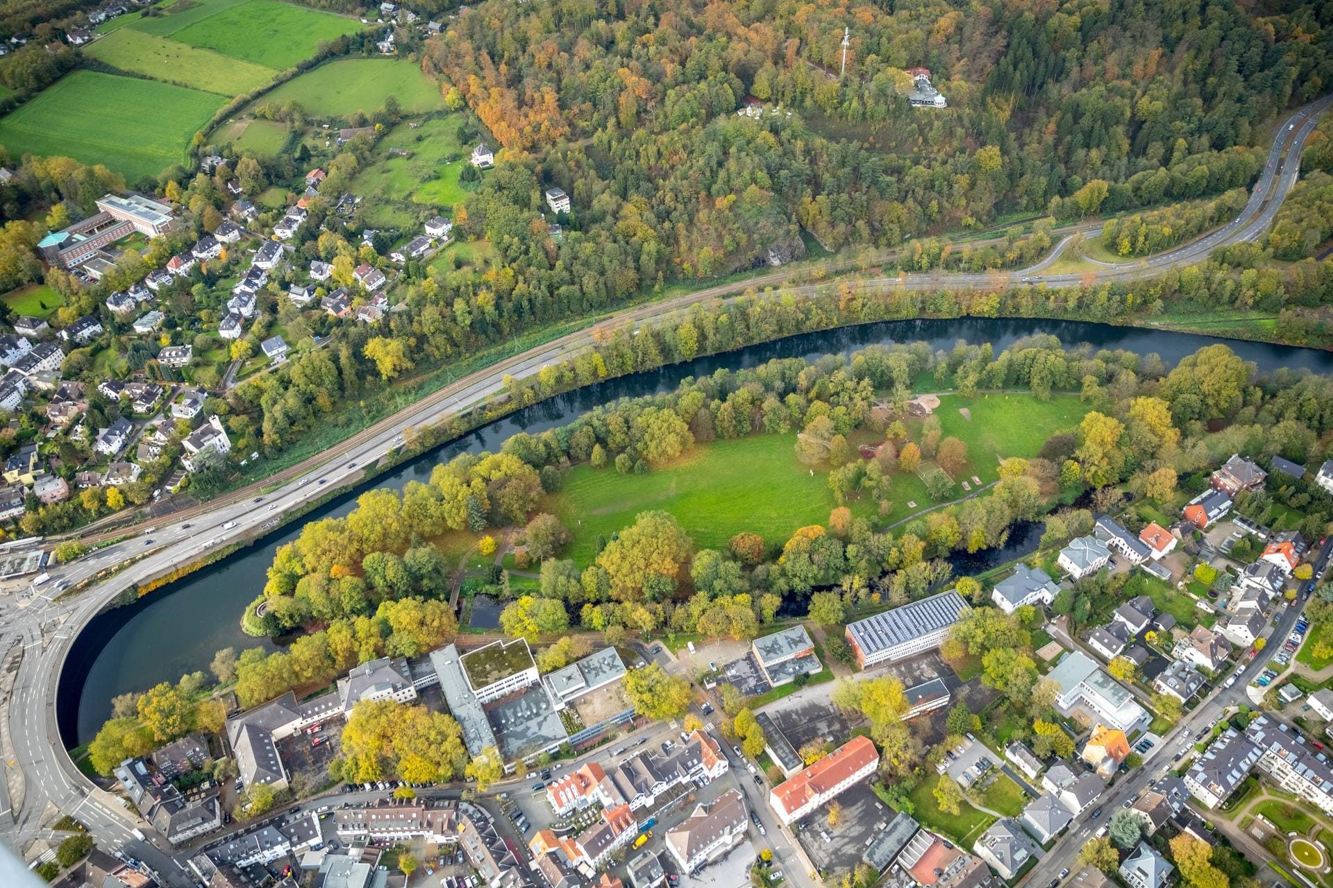 Blick auf die Brehminsel aus der Luft: Die kleine Parkinsel in der Ruhr grenzt an den Baldeneysee und ist über eine Fußgängerbrücke in Werden erreichbar.