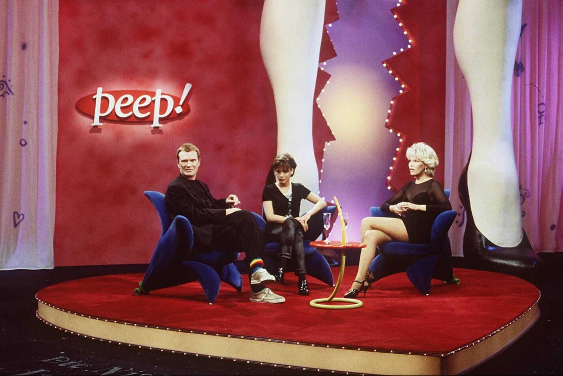 1995: Amanda Lear begrüßt Burkhard Driest und Muriel Baumeister in der TV-Show "Peep".