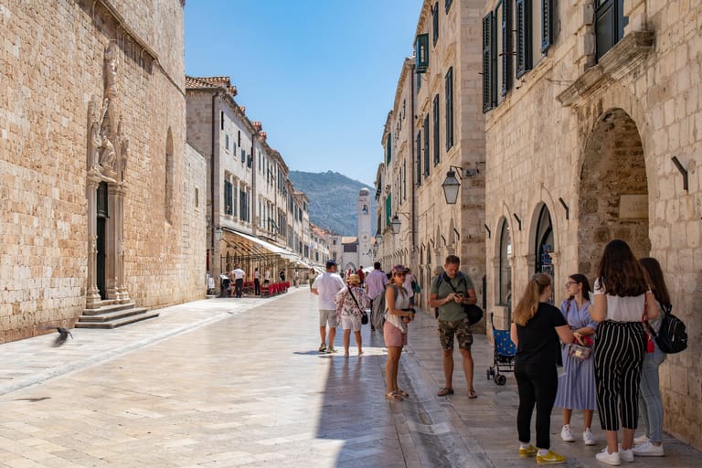 Nur wenige Touristen in den sonst überfüllten Straßen von Dubrovnik: Lange Zeit blieb der Südosten Europas weitestgehend von der Pandemie verschont. Doch seit kurzem melden die Staaten der Balkanregion wieder stark steigende Infektionszahlen (Stand Anfang Juli 2020). In Kroatien ist die Zahl der infizierten Personen vergangene Woche im Vergleich zur Vorwoche um über 230 Prozent angestiegen. Über 3.000 Menschen sind in dem beliebten Urlaubsland mit dem Coronavirus infiziert.