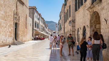 Nur wenige Touristen in den sonst überfüllten Straßen von Dubrovnik: Lange Zeit blieb der Südosten Europas weitestgehend von der Pandemie verschont. Doch seit kurzem melden die Staaten der Balkanregion wieder stark steigende Infektionszahlen (Stand Anfang Juli 2020). In Kroatien ist die Zahl der infizierten Personen vergangene Woche im Vergleich zur Vorwoche um über 230 Prozent angestiegen. Über 3.000 Menschen sind in dem beliebten Urlaubsland mit dem Coronavirus infiziert.
