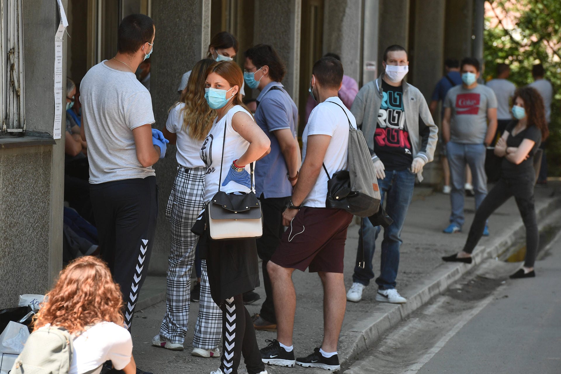 Menschen warten vor einer Klinik in Belgrad: Auch in Serbien schießen die Infiziertenzahlen wieder in die Höhe. Anfang Juli sind die Zahlen im Vergleich zur Vorwoche um 125 Prozent gestiegen. Für die Hauptstadt Belgrad, wo die meisten neuen Infektionen gemeldet wurden, hat die serbische Regierung schärfere Corona-Maßnahmen verhängt. Auch das Nachbarland Griechenland hat reagiert und seine Grenzen für serbische Reisende geschlossen.