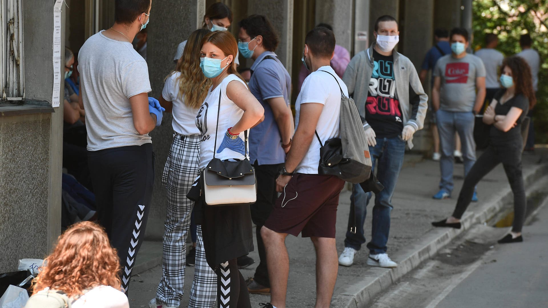 Menschen warten vor einer Klinik in Belgrad: Auch in Serbien schießen die Infiziertenzahlen wieder in die Höhe. Anfang Juli sind die Zahlen im Vergleich zur Vorwoche um 125 Prozent gestiegen. Für die Hauptstadt Belgrad, wo die meisten neuen Infektionen gemeldet wurden, hat die serbische Regierung schärfere Corona-Maßnahmen verhängt. Auch das Nachbarland Griechenland hat reagiert und seine Grenzen für serbische Reisende geschlossen.