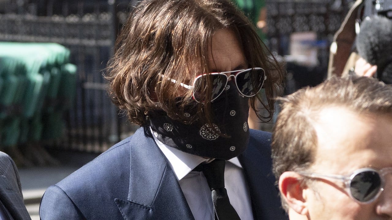 Johnny Depp (l) kommt zur Anhörung nach London.