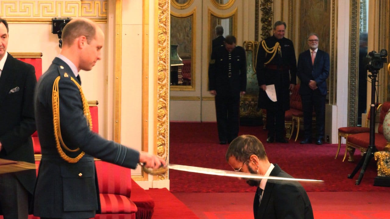 Prinz William schlägt Ringo Starr zum Ritter.