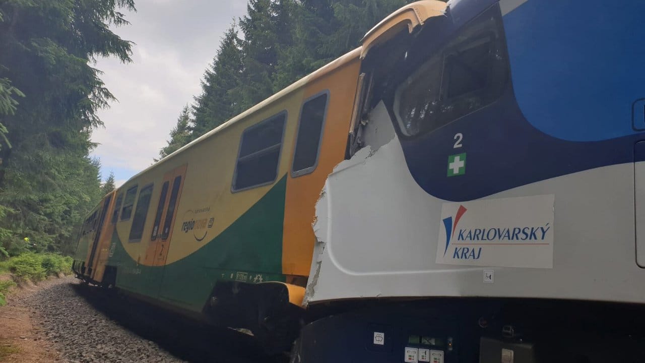 Der eine Zug war auf der eingleisigen Strecke unterwegs vom westböhmischen Karlsbad ins sächsische Johanngeorgenstadt, der andere in umgekehrter Richtung.