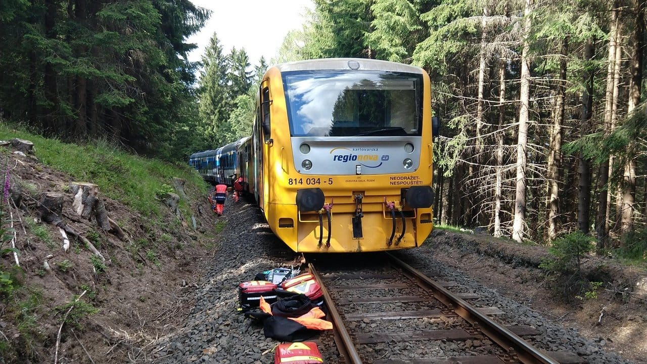 Rettungskräfte inspizieren am Unglücksort die Züge.