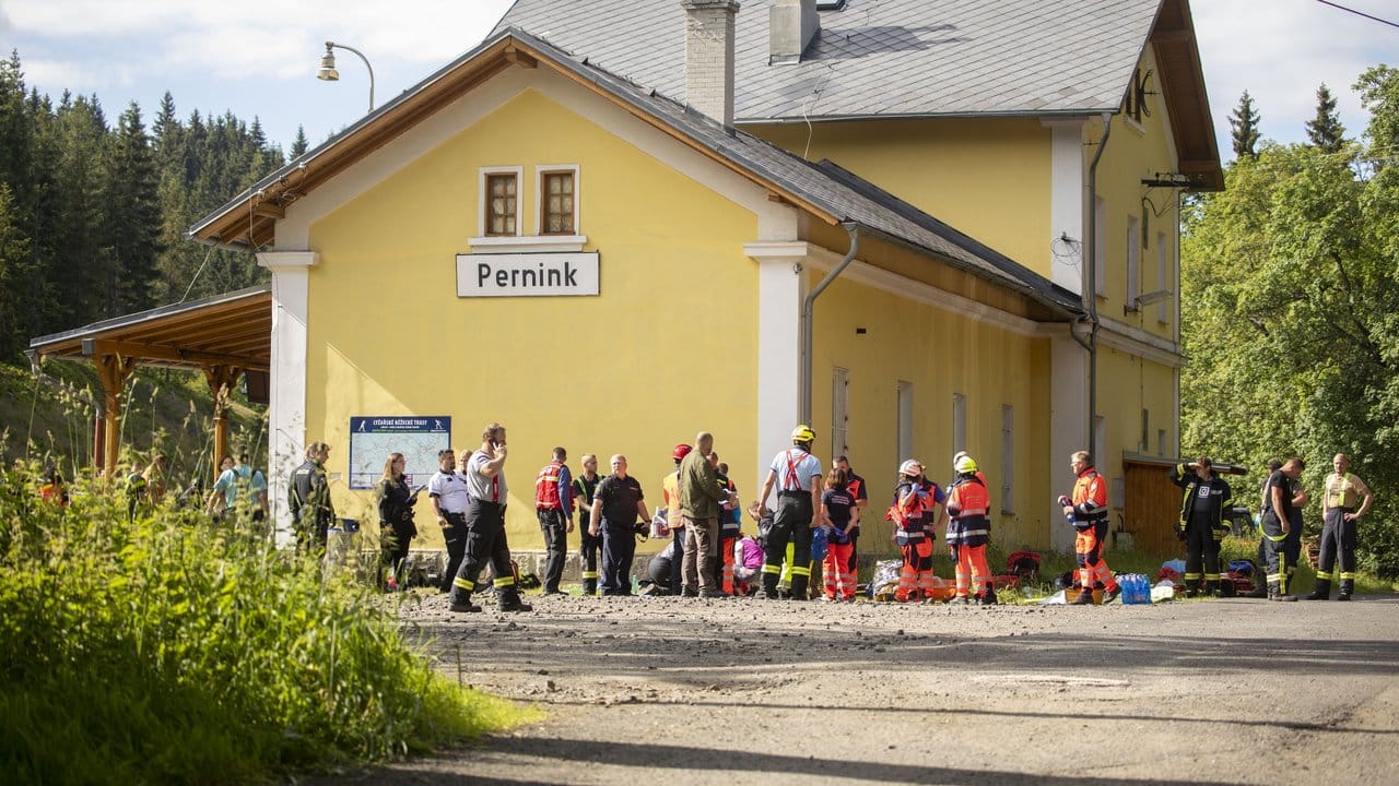 Rettungskräfte stehen am Bahnhof im tschechischen Pernink.