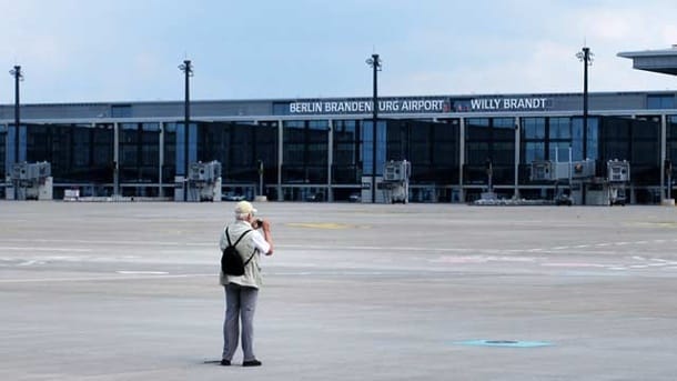 Juli 2013: Der Flughafen bietet für 10 Euro Touren "Erlebnis BER" an, mitsamt Spaziergangs auf dem Rollfeld. Das werde es natürlich bald nicht mehr geben. "Wir nutzen natürlich auch die Zeit der Nichteröffnung", erklärt ein Flughafensprecher.