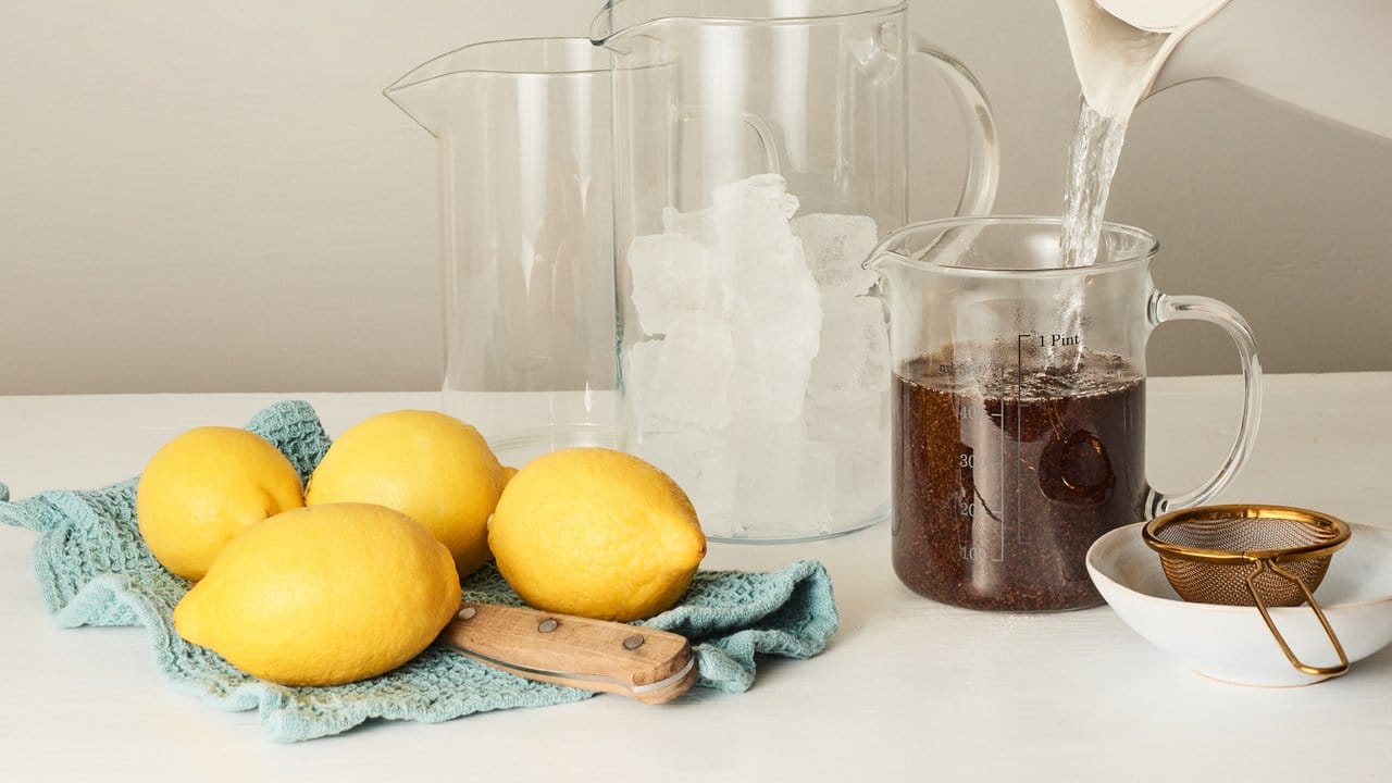 Fürs Grundrezept Eistee wird die doppelte Menge Schwarz- oder Grüntee mit heißem Wasser aufgegossen und ziehen gelassen.