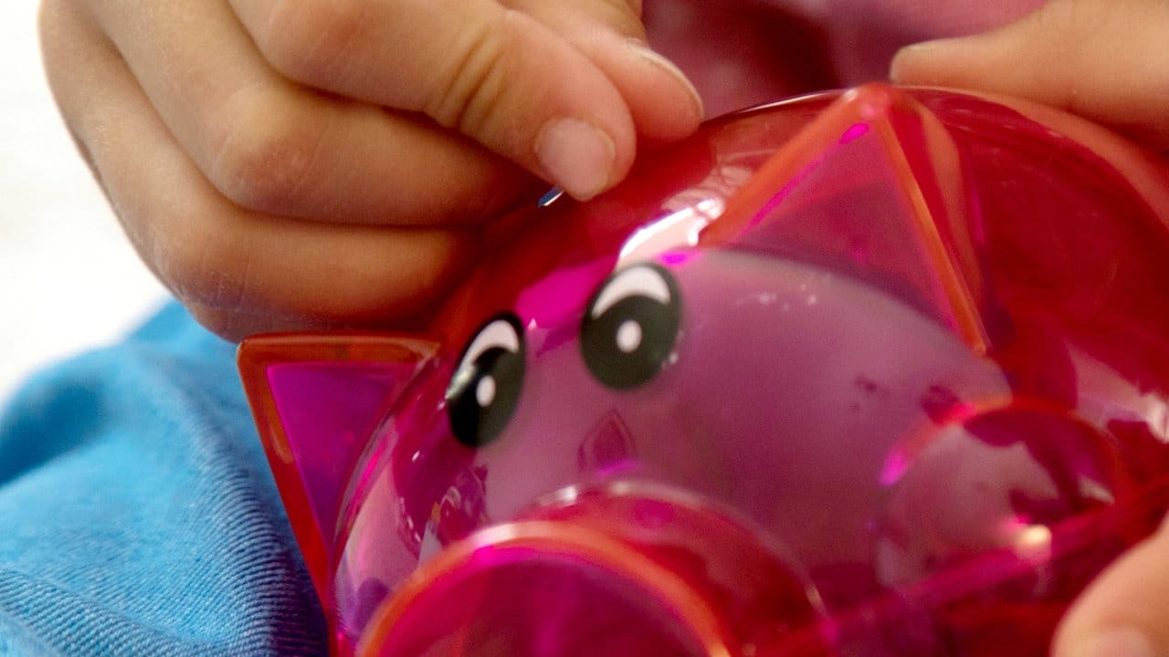 Am Anfang geht es vor allem ums Sparen: Kinder geben ihr Taschengeld häufig nicht gleich aus.