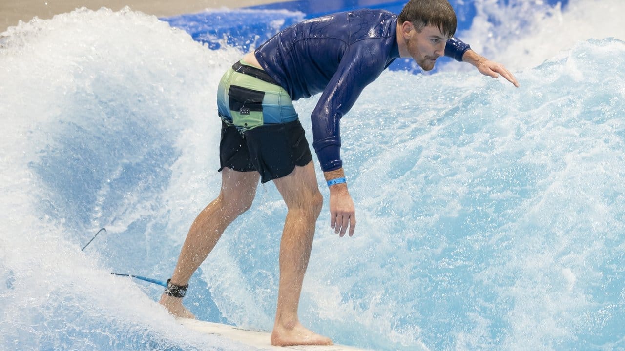 Surfer Louis auf der sogenannten stehenden Welle im Berliner Wellenwerk.