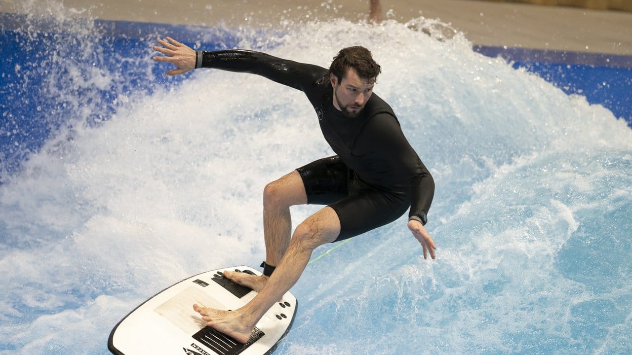 Erfahrene Surfer wie Matthias können auf der stehenden Welle im Berliner Wellenwerk halsbrecherische Manöver fahren.
