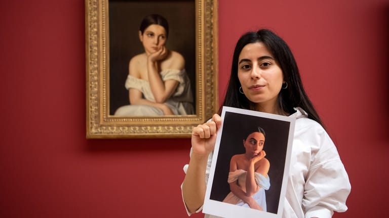 Selvinaz Özdemir mit einem Foto ihrer Interpretation von "Junges Mädchen (Melancholie)" von Théodore Chassériau.
