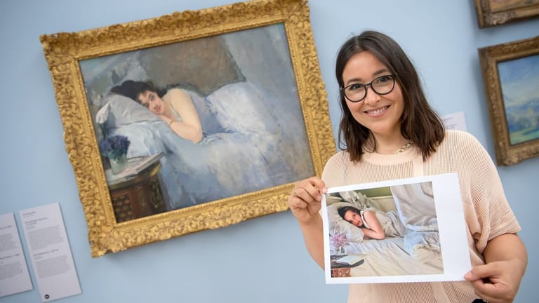 Diana Spanier mit einem Foto ihrer Annäherung an das Gemälde "Erwachendes Mädchen" von Eva Gonzales.