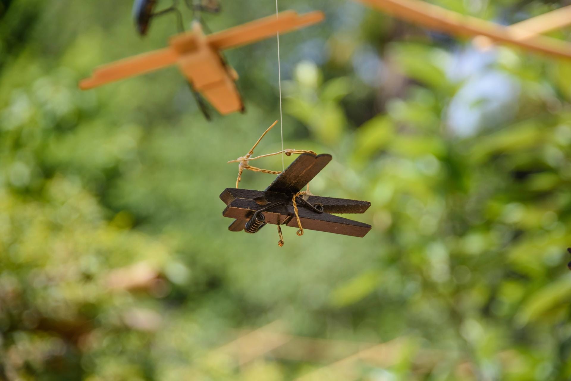 Klammer-Libellen: Sie brauchen dazu nur ein paar Holzklammern, etwas Draht und einen Kronkorken. Fertig sind die prachtvollen Insekten der Lüfte.
