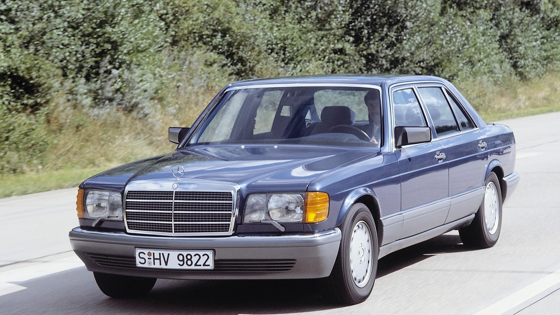 Die Eleganz eines Saccos: Der zeitlose Entwurf von Bruno Sacco lässt die Mercedes S-Klasse der Baureihe W 126 auch heute noch modern wirken.