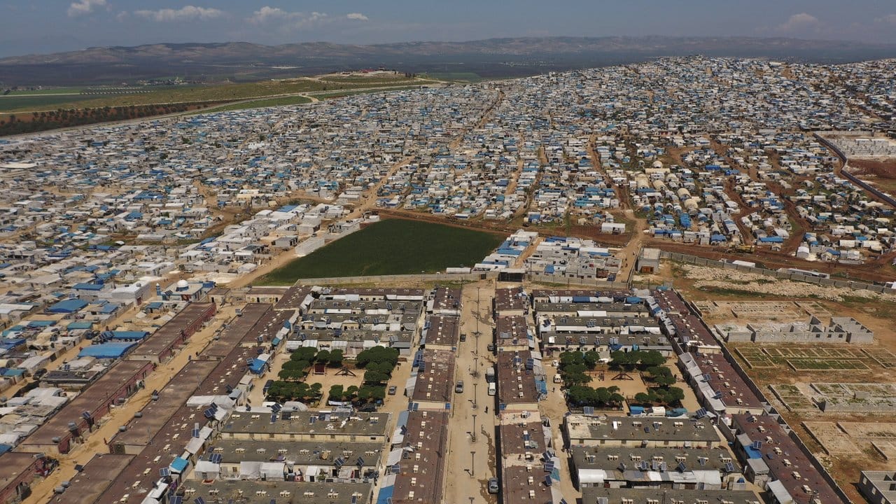 Ein riesiges Flüchtlingslager auf der syrischen Seite der Grenze zur Türkei in der Nähe der Stadt Atma in der Provinz Idlib.