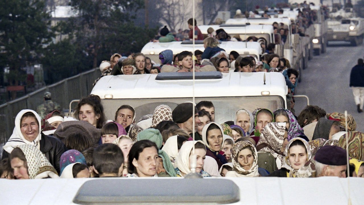 Frauen und Kinder werden auf Lastwagen nach Tuzla evakuiert.
