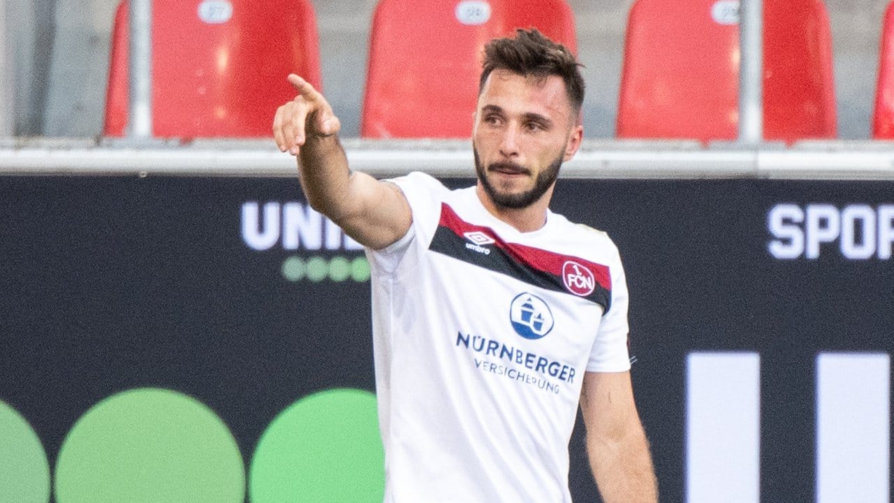 Fabian Schleusener vom FC Nürnberg jubelt über seinen Treffer zum 3:1 in der Nachspielzeit. Fabian Schleusener vom FC Nürnberg jubelt über seinen Treffer zum 3:1 in der Nachspielzeit.