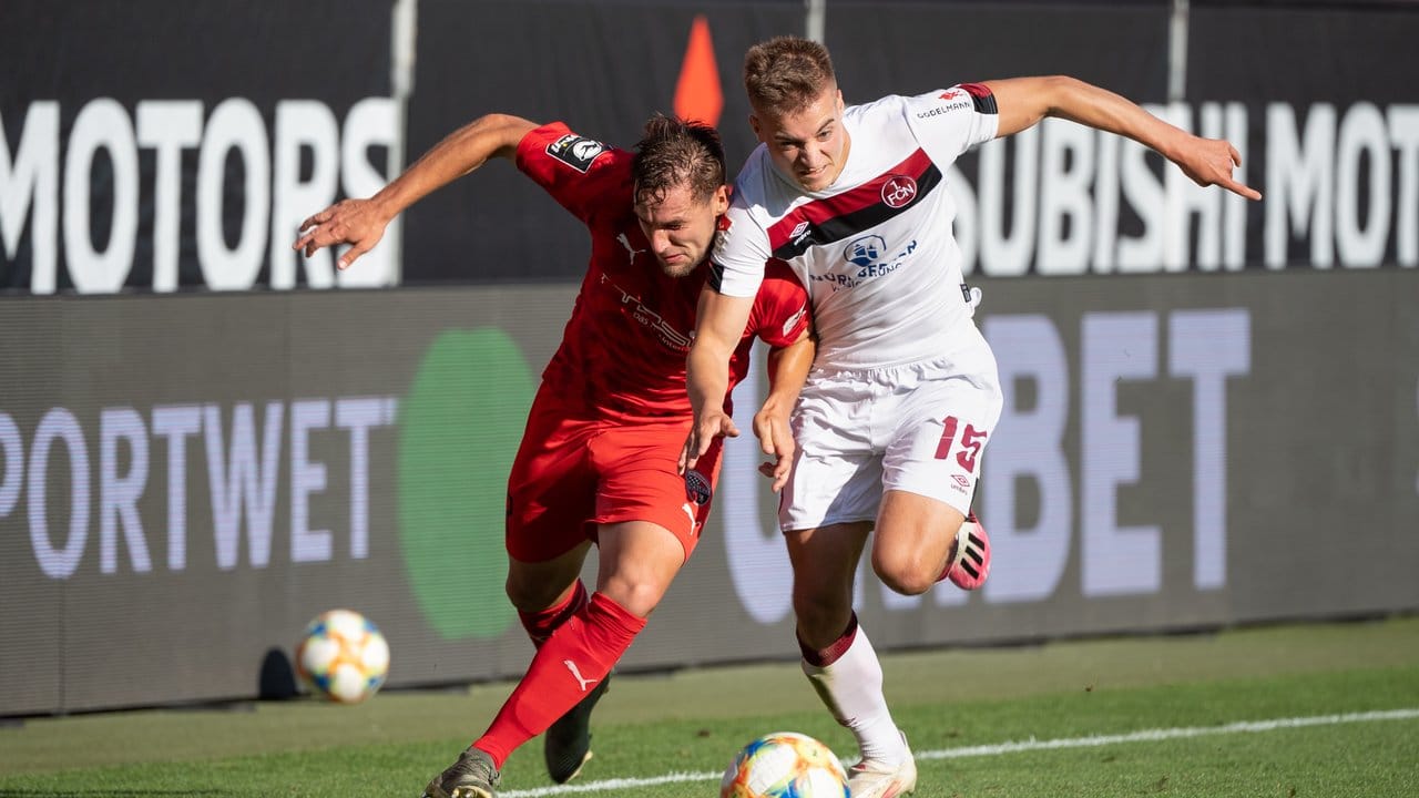 Michael Heinloth von Ingolstadt (l) und Fabian Nürnberger von Nürnberg im Kampf um den Ball. Michael Heinloth von Ingolstadt (l) und Fabian Nürnberger von Nürnberg im Kampf um den Ball.