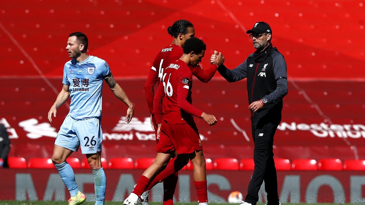 Im Anfield Stadium gibt nach dem Abpfiff Liverpools Trainer Jürgen Klopp (l) Virgil van Dijk die Hand.